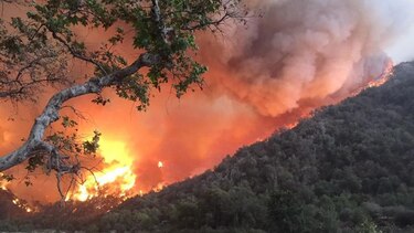 Levantan orden de evacuación para uno de los grandes incendios de California