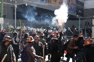 Policía de Bolivia reporta más de 127 detenidos por disturbios en manifestación en La Paz