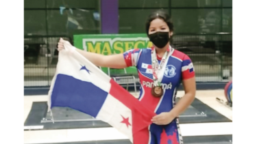 Kelly Aparicio consigue tres medallas de bronce en pesas