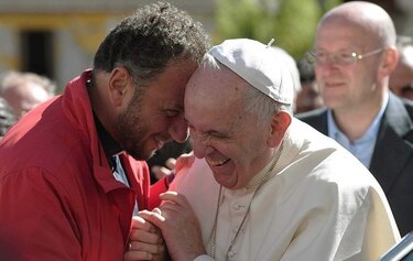 Papa visita región devastada por terremoto en Italia para orar por muertos y vivos