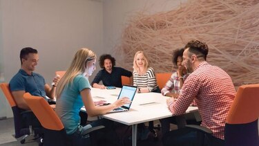 Los jóvenes de EU creen que pueden salvar el mundo y ser ricos