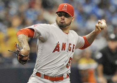 Angelinos se apoyan en labor de Santiago para vencer a los Rays