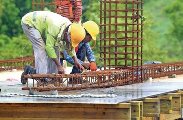 Construcción y turismo sufren fuerte impacto por crisis en primer trimestre