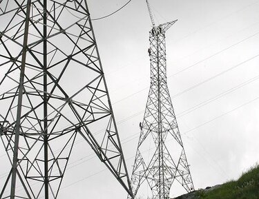 Sector energético se agravó por la improvisación y el manejo político