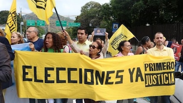 Opositores protestan frente al máximo tribunal para pedir elecciones en Venezuela