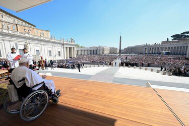 El papa Francisco vuelve ante los fieles por sorpresa en medio de su larga convalecencia