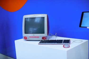 Computadora del creador de Wikipedia y logo de su primera página, en venta