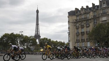 Torre Eiffel, cerrada por conflicto laboral a raíz de las largas filas de espera