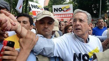 Uribe da a conocer preocupaciones por acuerdo de paz en Colombia a Clinton y Trump