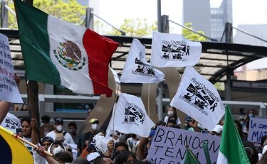 Familiares de víctimas de accidente del metro en México piden justicia a la fiscalía