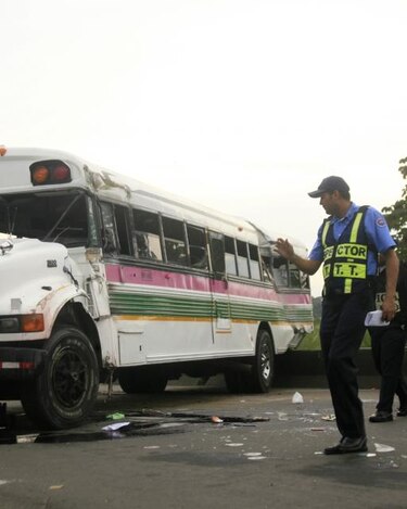 42 heridos deja vuelco de autobús que transportaba obreros de GUPC