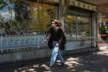 La Policía iraní envía mensajes de advertencia a más de 2,000 mujeres por no usar el velo