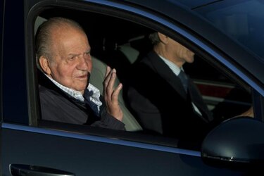 El rey Juan Carlos evoluciona bien tras la operación del jueves
