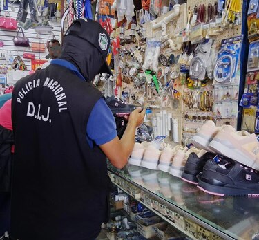 Decomisan más de $600 mil en mercancía falsificada en Santa Ana