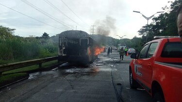 Autobús se incendia en el Corredor Norte: no se reportan víctimas