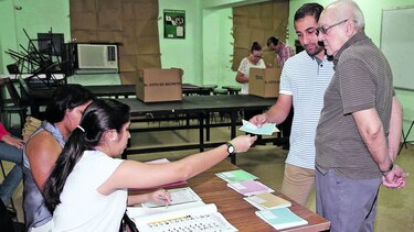 Inicia carrera por control del PRD