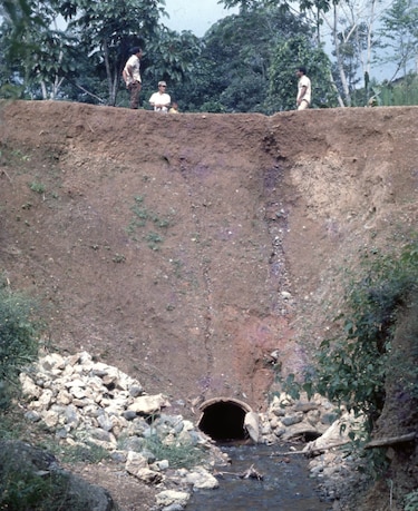 Una mina a tajo abierto en las selvas del río Boquerón, 1980