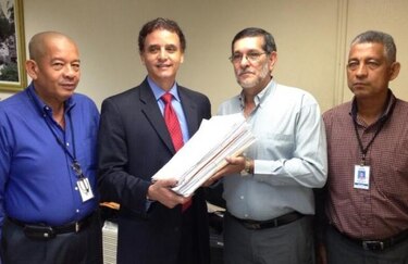 Solís entrega al TE las primeras 10 mil firmas para su candidatura