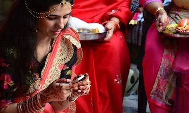 Aldea india prohíbe a mujeres solteras usar celulares
