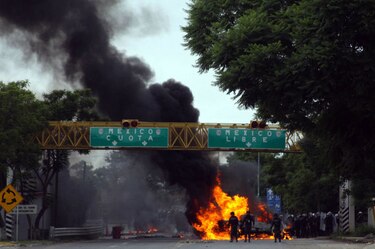 Videos: 6 muertos y 100 heridos en protestas de profesores en México; asesinan a periodista