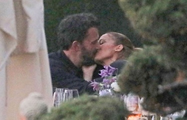 JLo y Ben Affleck confirman su romance con un beso apasionado en público
