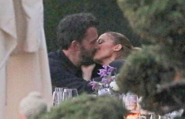 JLo y Ben Affleck confirman su romance con un beso apasionado en público