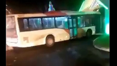 Metro Bus es vandalizado e ingresa a una casa de citas