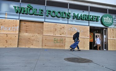 Consumidores estadounidenses recuperan optimismo, según Fed de Nueva York