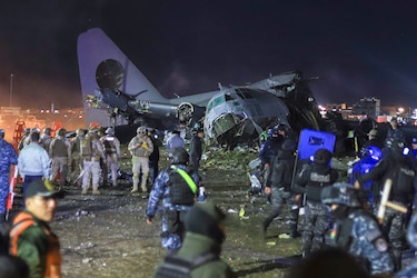 Al menos 15 muertos en accidente de un avión militar de carga en Bolivia, según bomberos