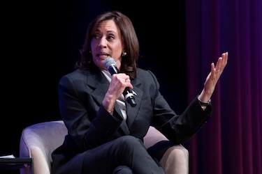 La vicepresidenta de Estados Unidos recibió unos 70 mil dólares en regalías en 2022 por dos libros