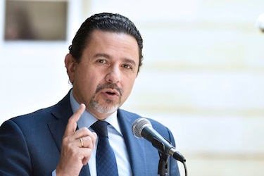 Comisionado colombiano de paz se va del gobierno incómodo con expresidente Uribe