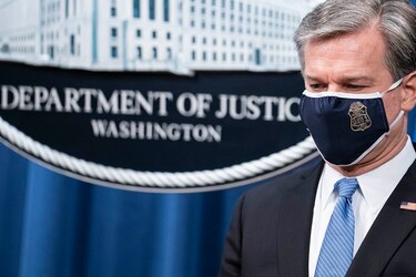 Agentes del FBI piden protección a su director de ataques del presidente Trump