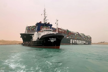 Un gigantesco buque portacontenedores de bandera panameña encalla y bloquea el Canal de Suez