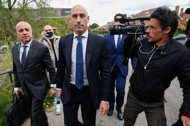 Rubiales conserva su pasaporte pero tendrá que pedir permiso a la jueza para viajar fuera