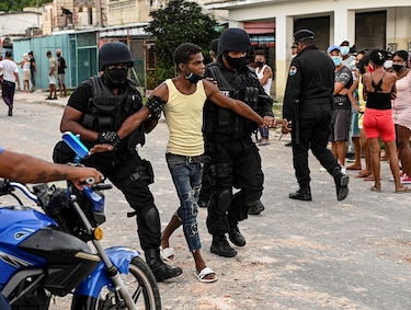 Cuba niega ‘estallido social’ en protestas que dejan un muerto y más de 100 detenidos