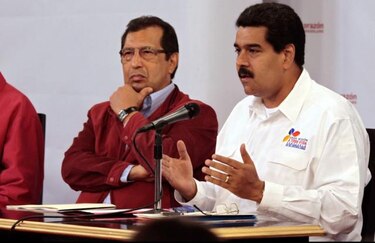 Maduro firma el decreto de duelo nacional como presidente encargado