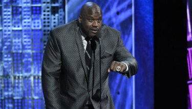 Video: Shaquille O'Neal se tropieza en TV, premiará el mejor meme
