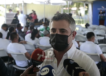 Sabonge, ministro del MOP: ‘Los huecos los estamos reparando... de día y de noche’