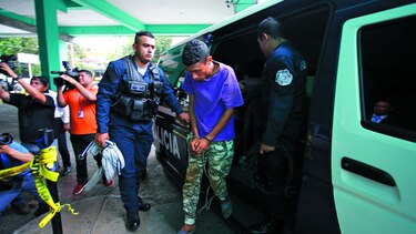 Acusan a tres sospechosos por crímenes de policías