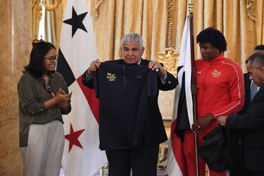 Atheyna Bylon recibe el pabellón nacional por parte del presidente de la República José Raúl Mulino