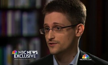 Snowden insiste en que pidió asilo en Brasil y causa revuelo