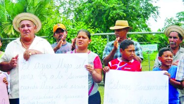 En Los Higos están cansados de tomar agua de una zanja