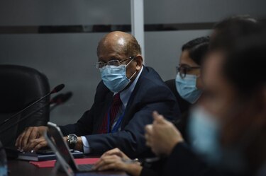 Jefes de partidos políticos sostienen una reunión virtual con el ministro de Economía