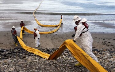 California: 44% de crudo derramado en costa ya fue retirado