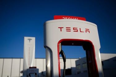 Tesla, condenada a pagar 137 millones de dólares a un exempleado víctima de racismo