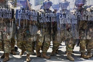 El despliegue de la Guardia Nacional por orden de Trump, algo inédito en Estados Unidos en décadas