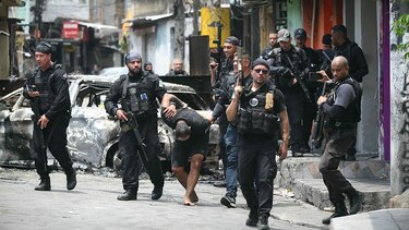Comando Vermelho: cómo drones y fusiles importados acaban en manos del crimen organizado en Brasil y están transformando el conflicto urbano