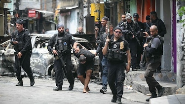 Comando Vermelho: cómo drones y fusiles importados acaban en manos del crimen organizado en Brasil y están transformando el conflicto urbano
