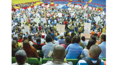 Jóvenes acuden masivamente a ferias en busca de empleo