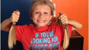 Niño se deja cabello largo para hacer pelucas por víctimas de cáncer.